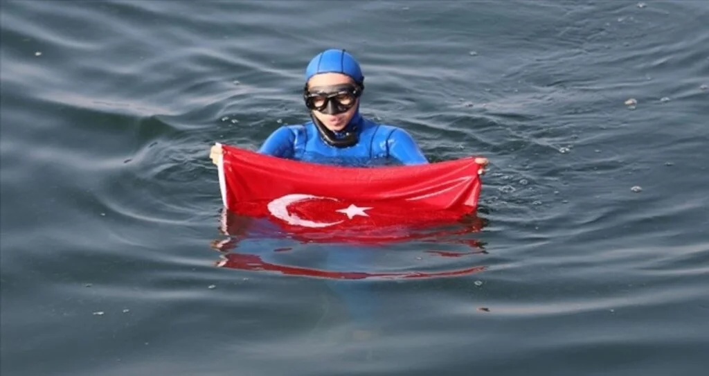 Şahika Ercümen İzmit Körfezi'nde batırılan yolcu gemisinin etrafında dalış yaptı