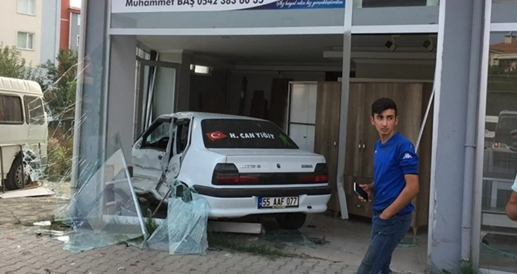 Samsun'da otomobil dükkana girdi