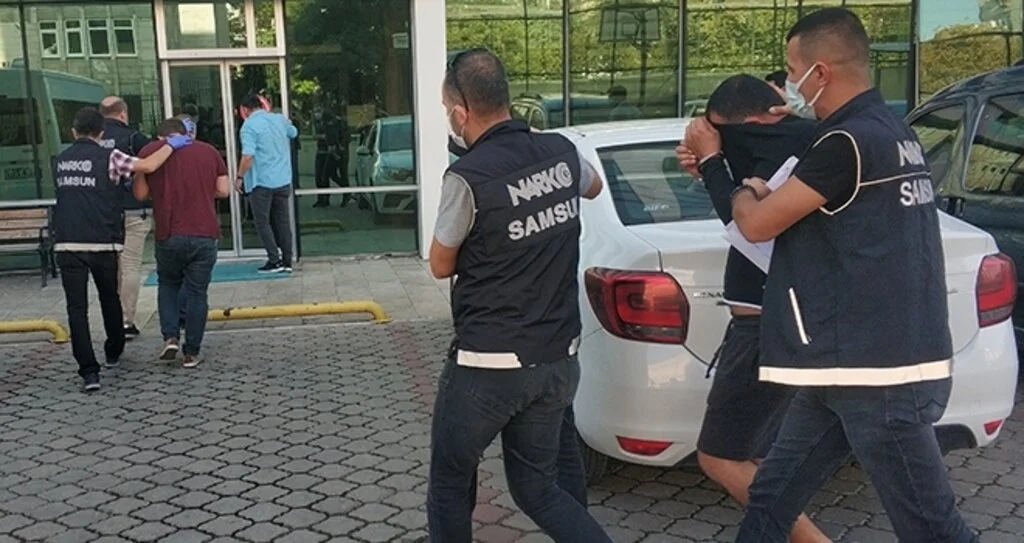 Sokak satıcılarına uyuşturucu operasyonda 4 kişi adliyeye sevk edildi