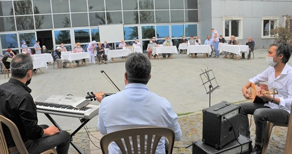 Yaşlılara sazlı sözlü moral günü