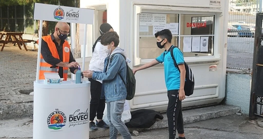 Yüz yüze eğitim için okullarına gelen öğrencileri Atakum Belediyesi karşıladı