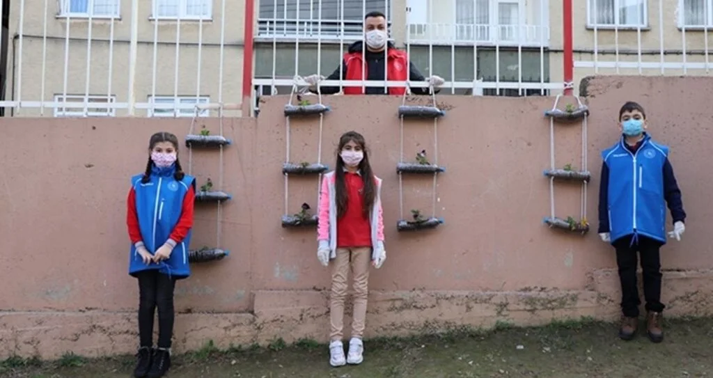 Atık pet şişeler hayat buluyor 