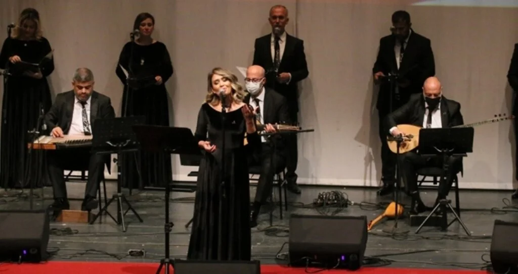 Büyüleyen 'Atatürk şarkıları' gecesi 