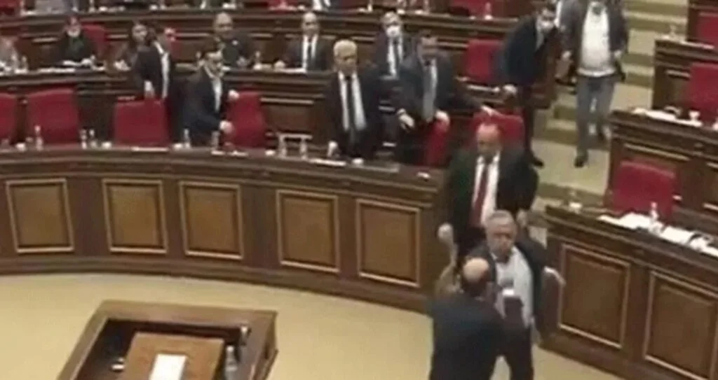 Ermenistan Meclisi'nde Karabağ kavgası
