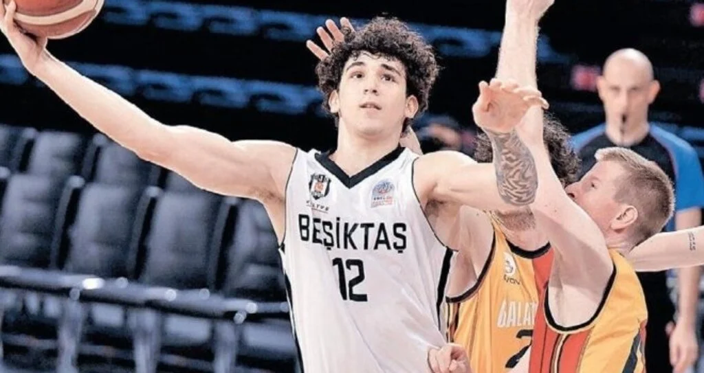 Galatasaray ve Beşiktaş potada dibe vurdu