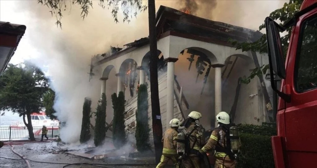 İstanbul'da tarihi camide yangın