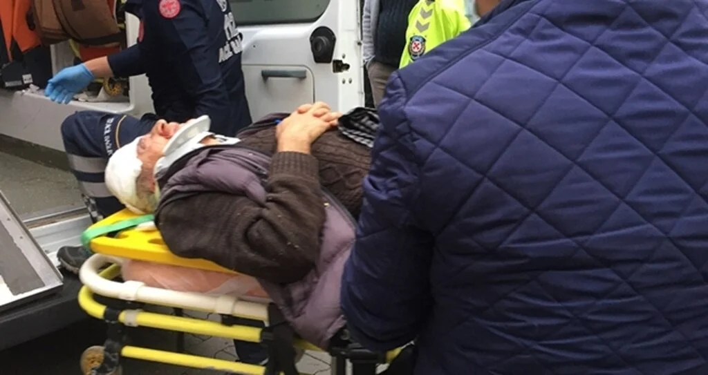 Kamyonetin çarptığı yaya kafasını kaldırıma vurdu