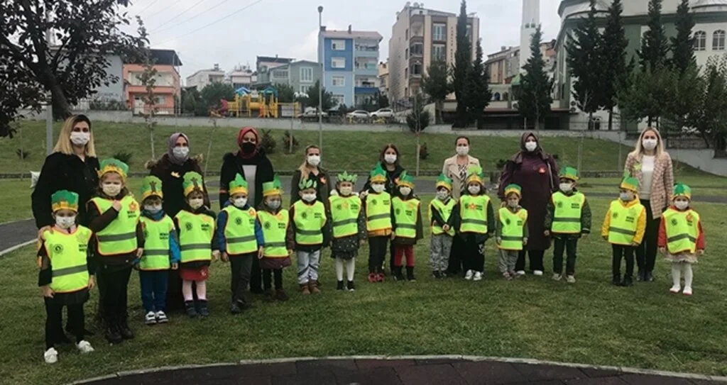 Minik bahçıvanlar fidan dikti