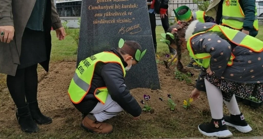 Minik bahçıvanlar iş başında