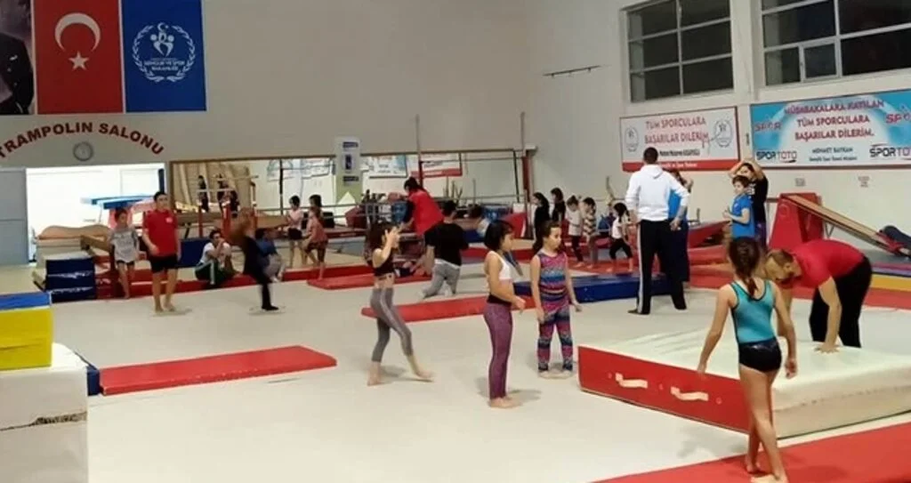 Minik Cimnastikçiler Salonda Mutlu