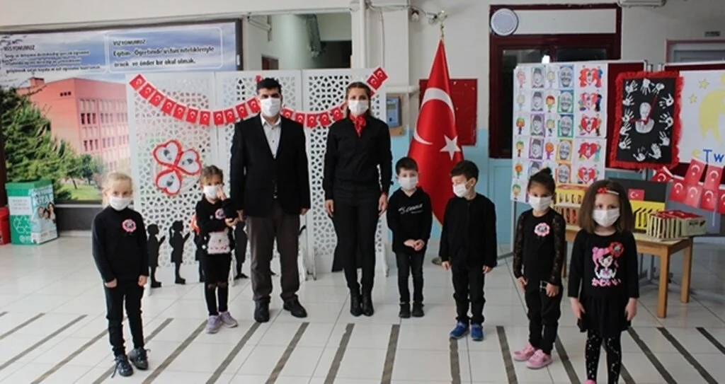 Minikler Ata'larını işaret diliyle andı