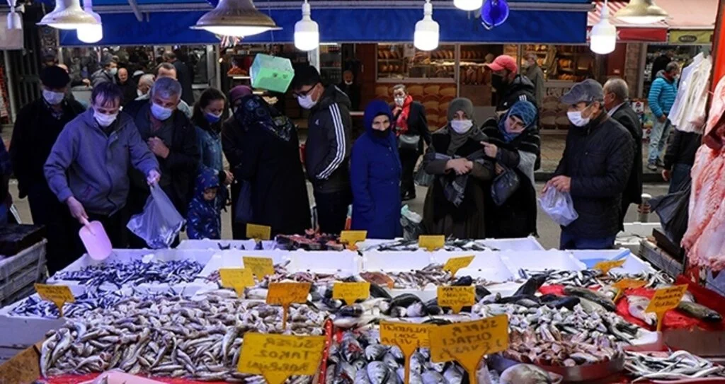 Palamut gitti, vatandaş hamsi için kuyruğa girdi