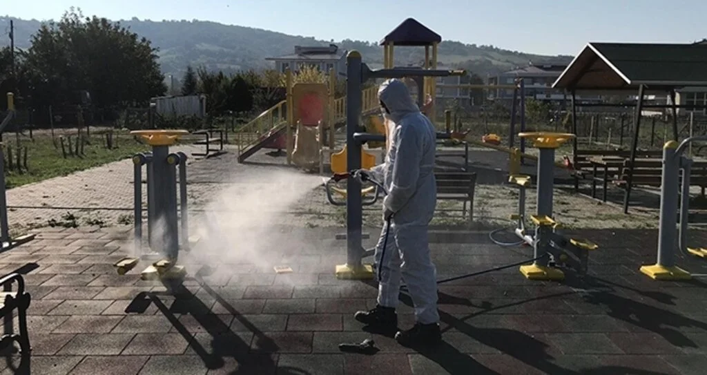 Parklar çocuklar için dezenfekte ediliyor