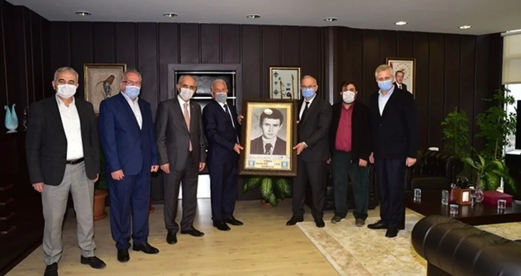 Rektör Ünal’a 'lise fotoğrafı' sürprizi
