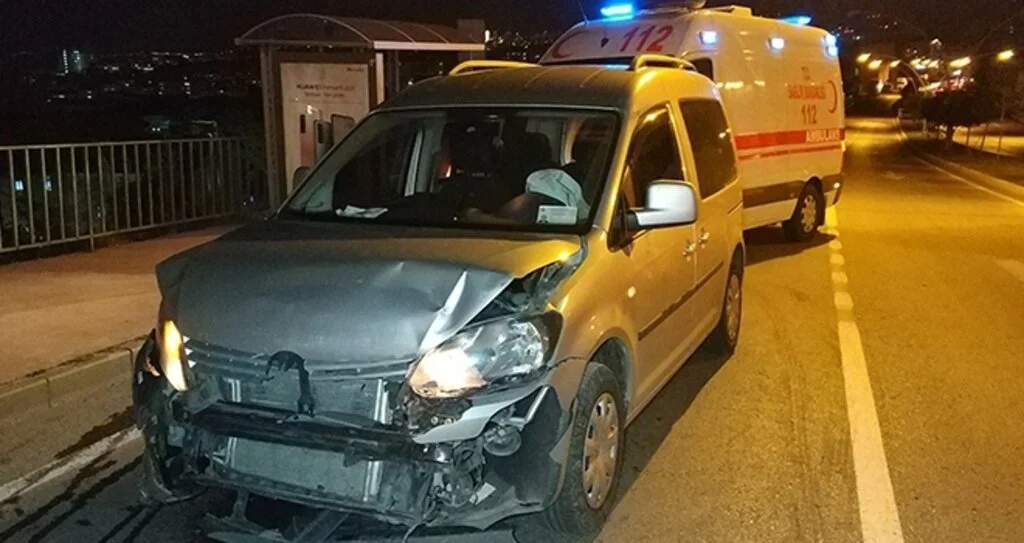 Samsun'da alkollü sürücü kırmızı ışıkta bekleyen araca çarptı: 1 yaralı