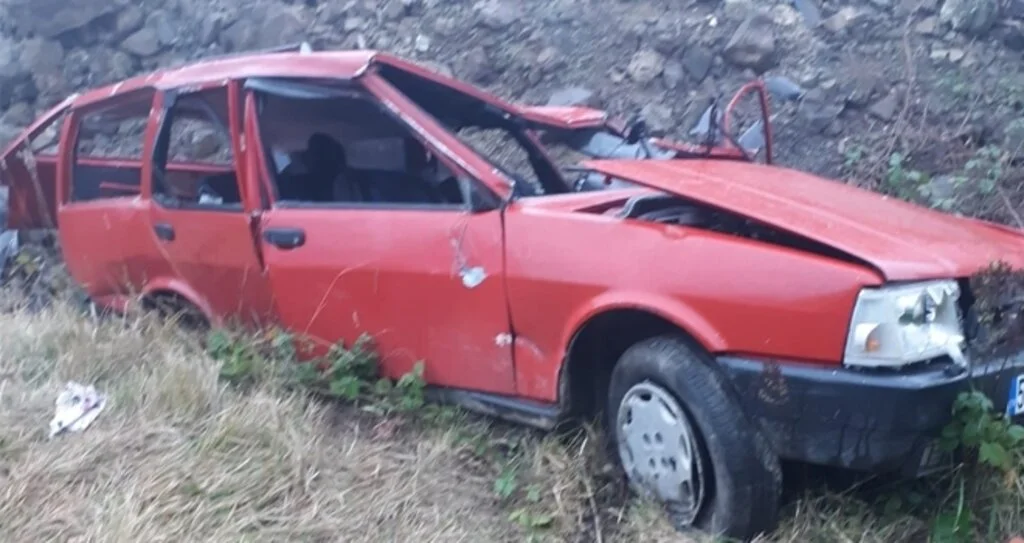 Samsun'da devrilen otomobilin sürücüsü yaralandı