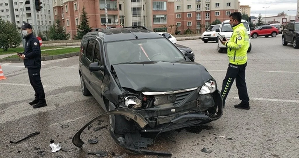Samsun'da kavşakta iki araç çarpıştı: 1 yaralı