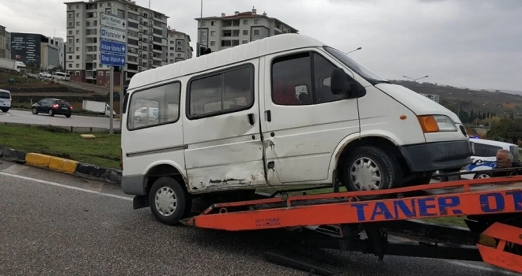 Samsun'da kavşakta otomobil minibüsle çarpıştı: 1 yaralı