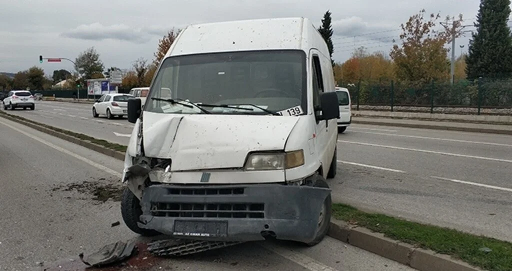 Samsun'da minibüs aydınlatma direğine çarptı: 1 yaralı