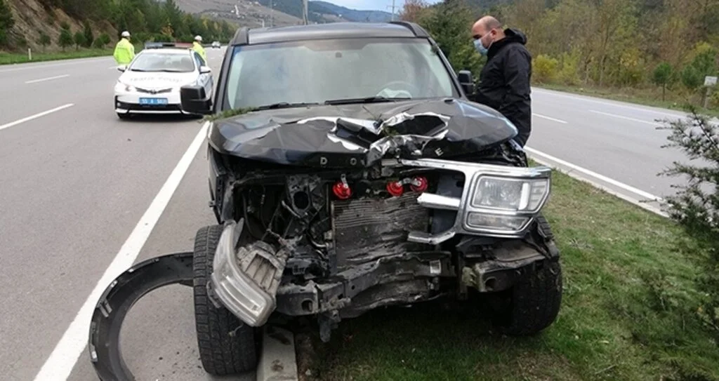 Samsun'da otomobil aydınlatma direğine çarptı: 2 yaralı