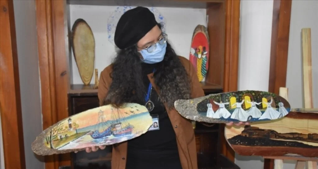 Ağaç parçalarını sanat eserine dönüştürüyor