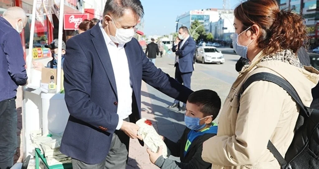 Atakumlu çocuklar Başkan Deveci’den hediyelerini alıp yılbaşı kartpostalı yazdı