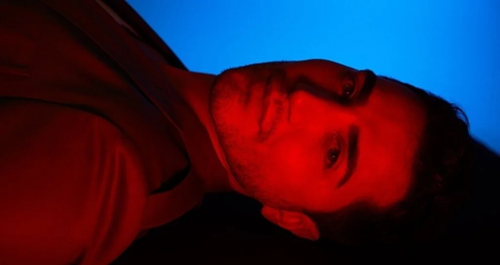 Burak Orhan'ın ilk single çalışması "Bi'Şeyler" çıktı!