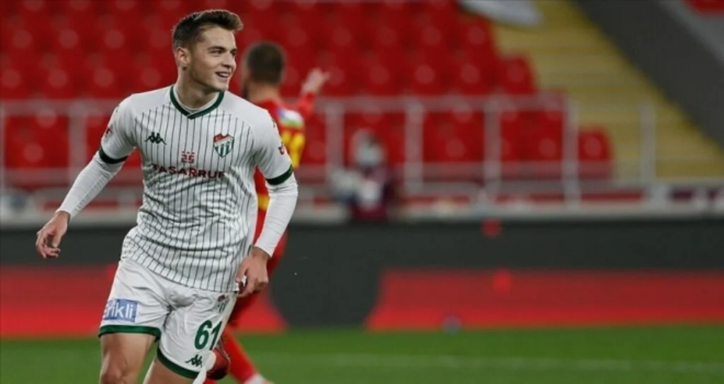 Bursaspor'un genç futbolcusu Batuhan Kör'ün yıldızı parlıyor