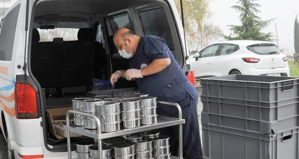 Büyükşehir'den ihtiyaç sahiplerine yemek desteği 