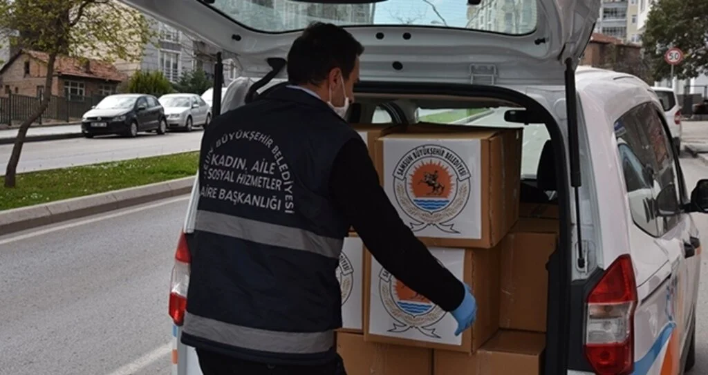 Büyükşehirden sıcak yemek ve gıda kolisi