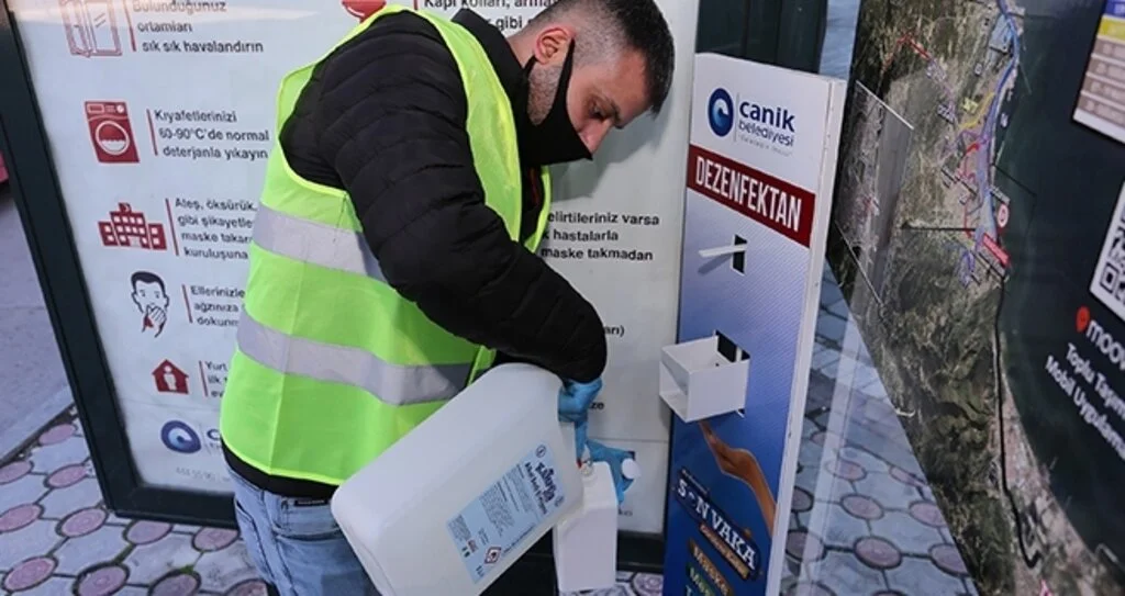Canik’ten duraklara dezenfektan stantları