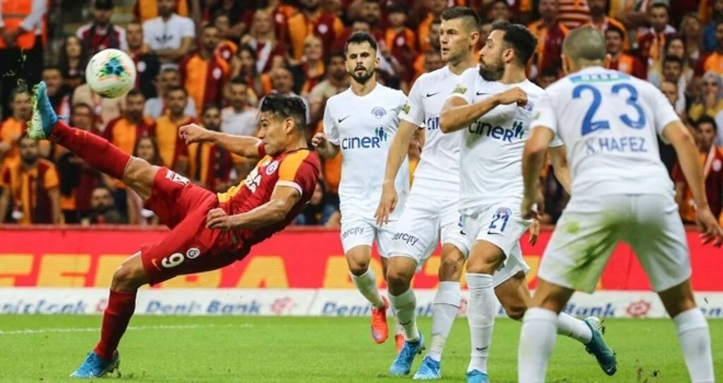 Çokça Çekmiş Bulunduğu Forvet Hattı