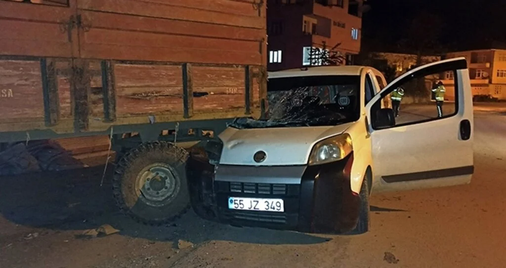 Hafif ticari araç park halindeki traktör römorkuna çarptı: 1 yaralı
