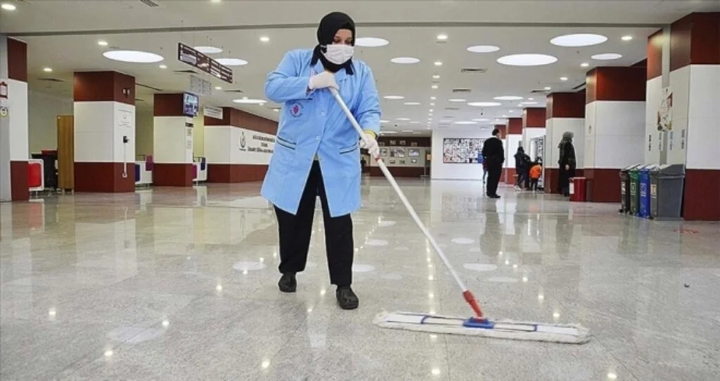 Hastanelerin hijyeni ve güvenliği için gece gündüz görevdeler
