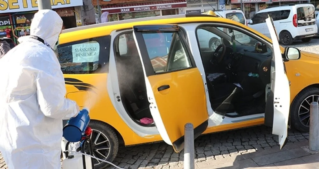 Havza Belediyesi taksi, minibüs ve yolcu duraklarını dezenfekte etti