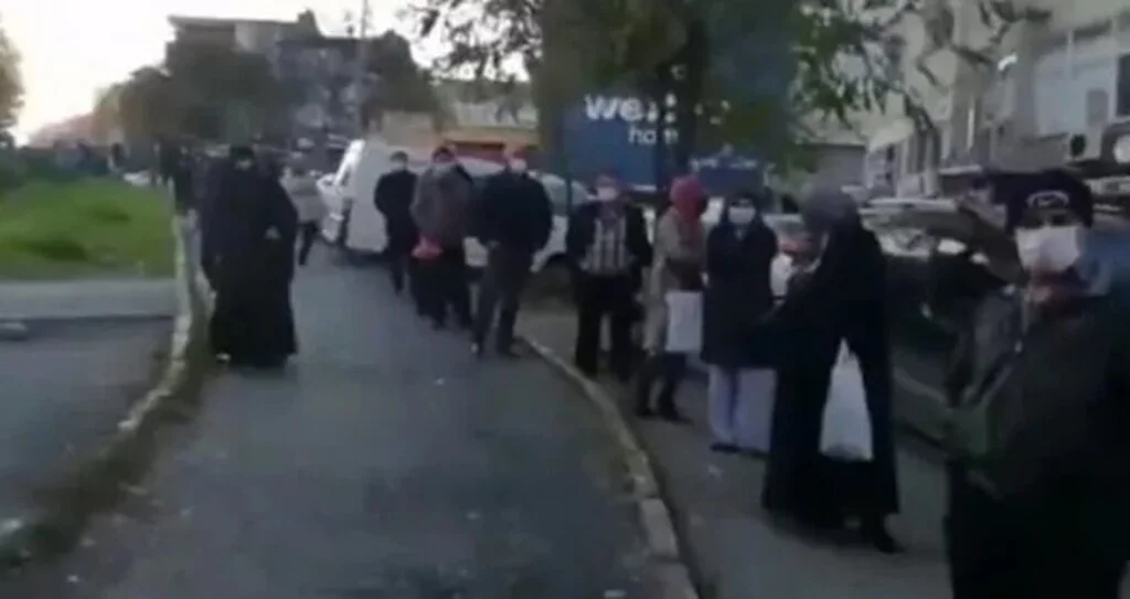 İstanbul'daki Halk Ekmek önündeki kuyruk olay oldu! İmamoğlu'ndan açıklama geldi
