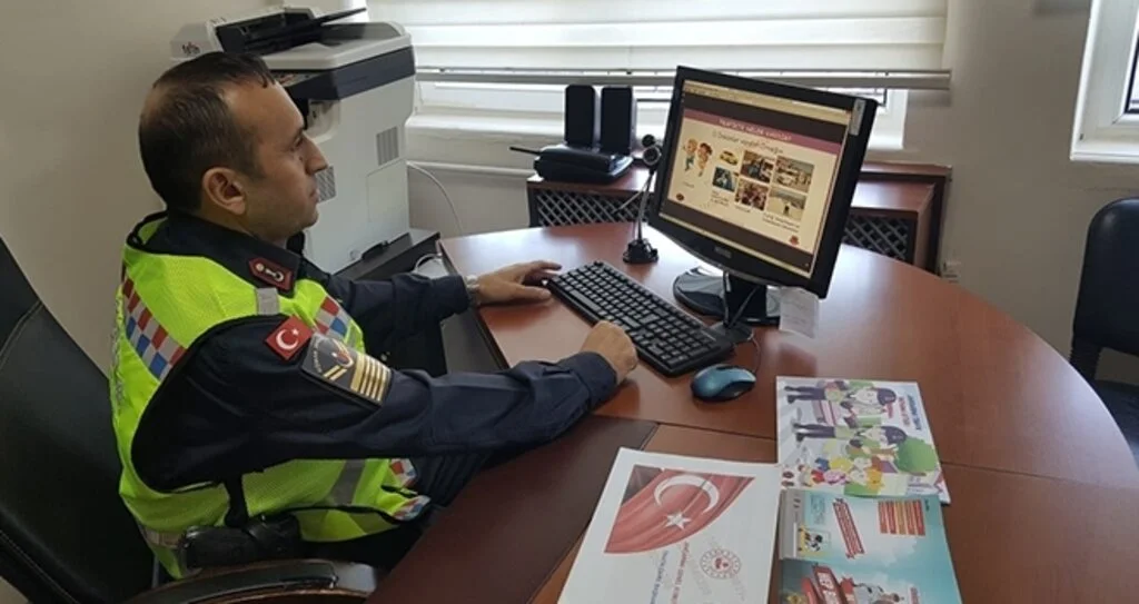 Jandarmadan öğrencilere EBA üzerinden eğitim