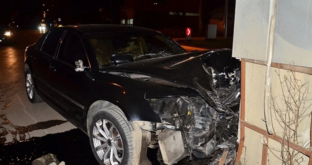 Lüks otomobil ile betona çarptı: 1 yaralı