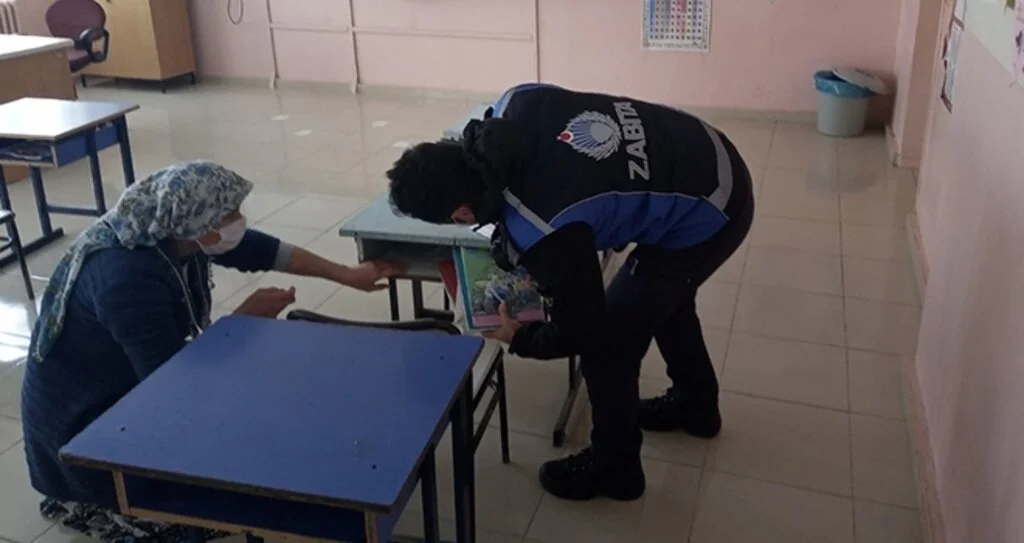 Okulda unuttuğu kitaplarıyla buluştu