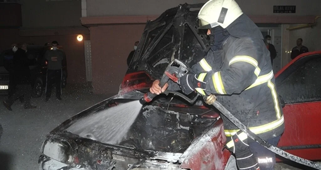 Park halindeki otomobilde yangın