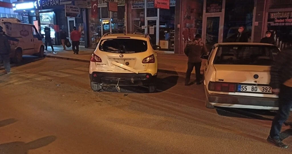 Park halindeki otomobile çarpan motosiklet sürücüsü yaralandı