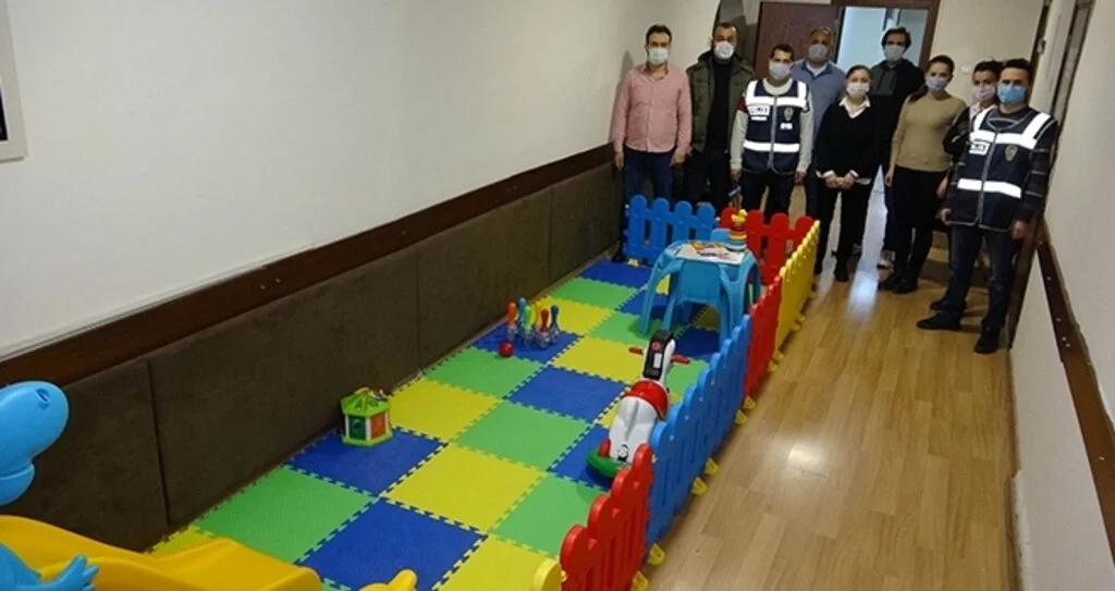 Polisler, Aile İçi ve Kadına Karşı Şiddetle Mücadele Bürosu'na çocuk oyun alanı kurdu