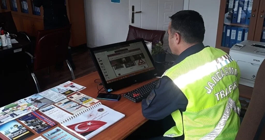 Samsun'da jandarma, öğrencilere internet üzerinden trafik eğitimi verdi