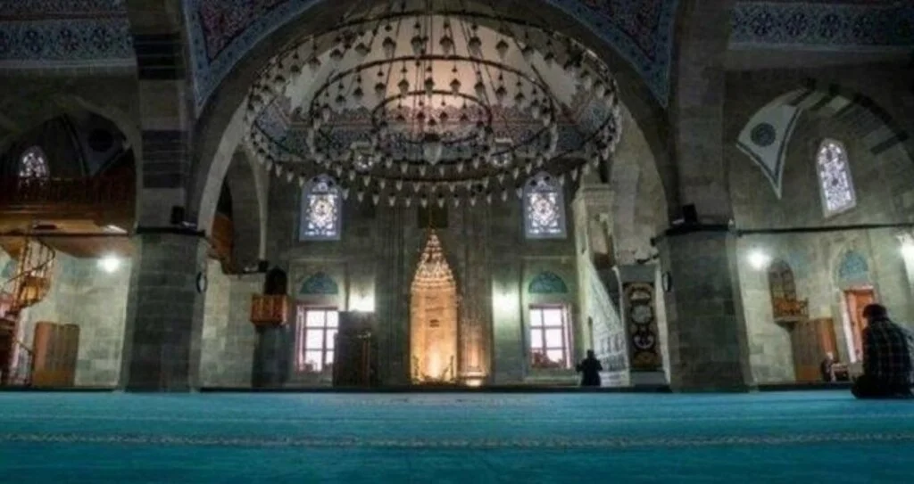 Sokağa çıkma kısıtlamasında cuma namazı serbest