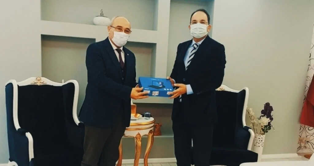 Bafra’da öğrencilere 55 tablet desteği