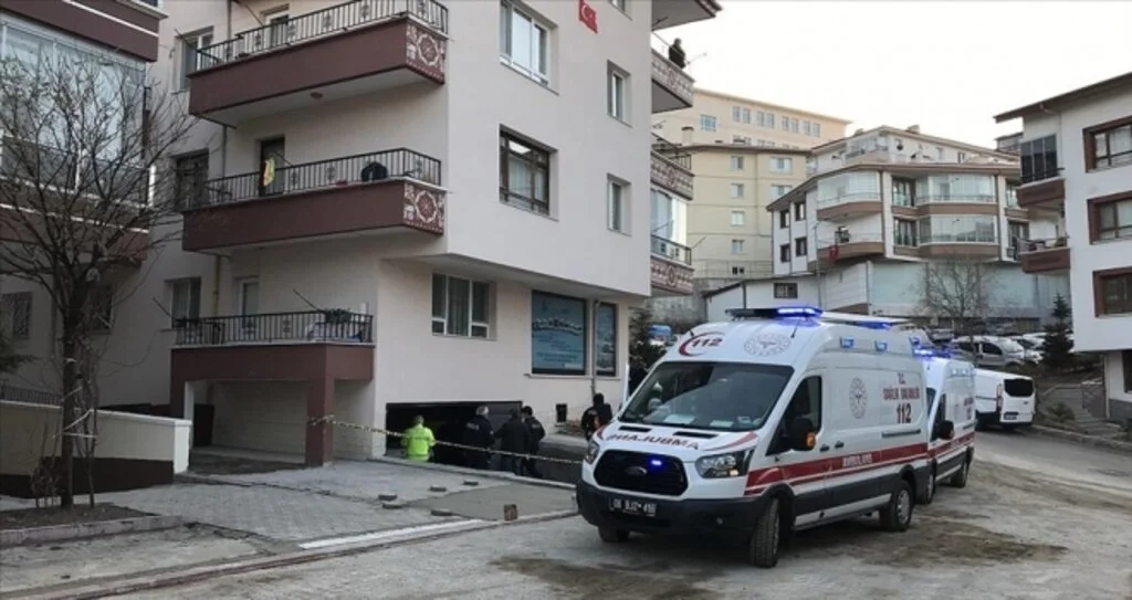 Bir binanın garajında 3 gencin cesedi bulundu