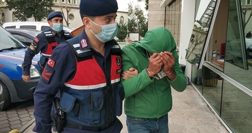 Camı kırıp içeri girdiği evden kurusıkı tabanca çaldı