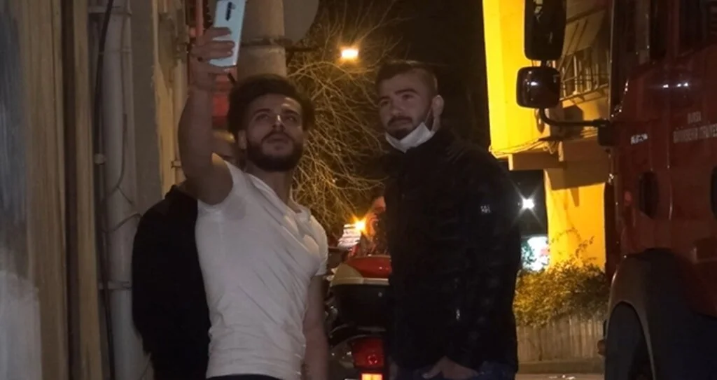 Evi yanarken canlı yayın yaptı