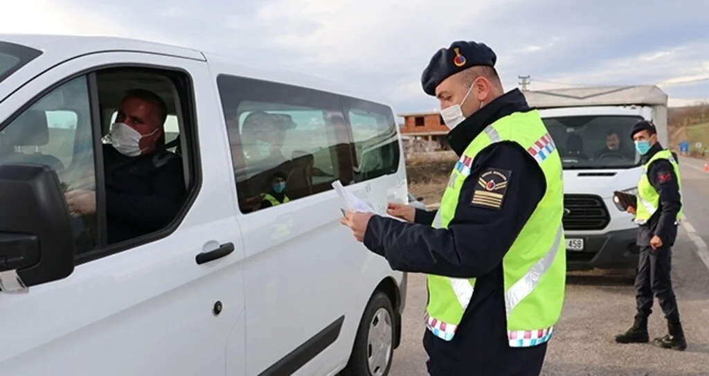 Havza'da jandarma sokağa çıkma kısıtlamasını ihlal edenlere para cezası verdi