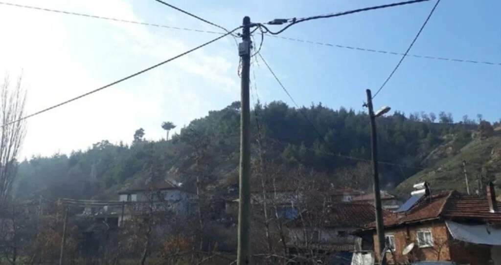 Hırsızlar bir köyü internetsiz bıraktı